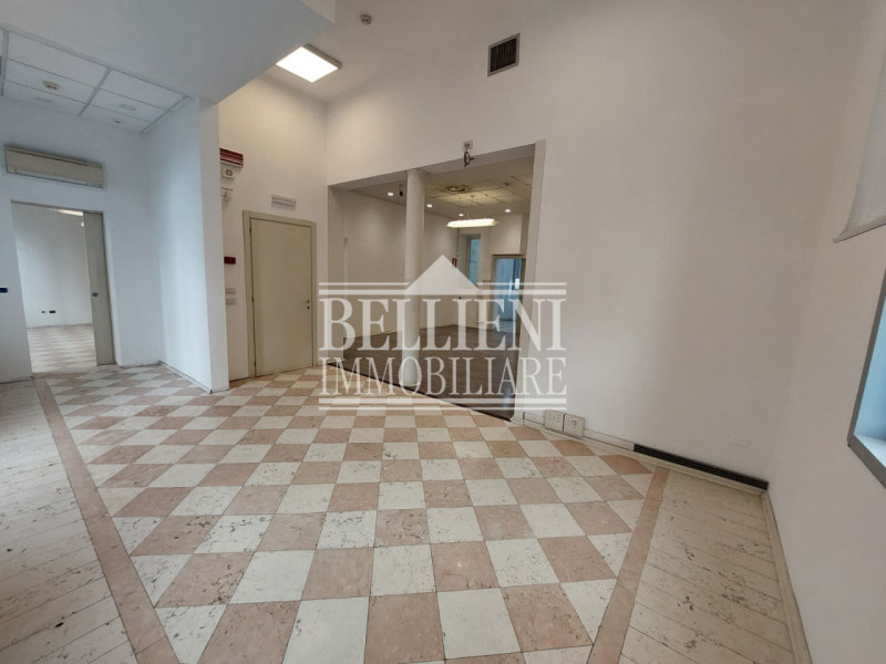 BORGO BERGA/VIALE MARGHERITA 113: in posizione strategica e dalla grande visibilità, proponiamo i...