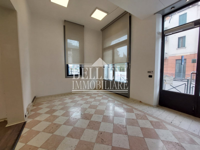 BORGO BERGA/VIALE MARGHERITA 113: in posizione strategica e dalla grande visibilità, proponiamo i...