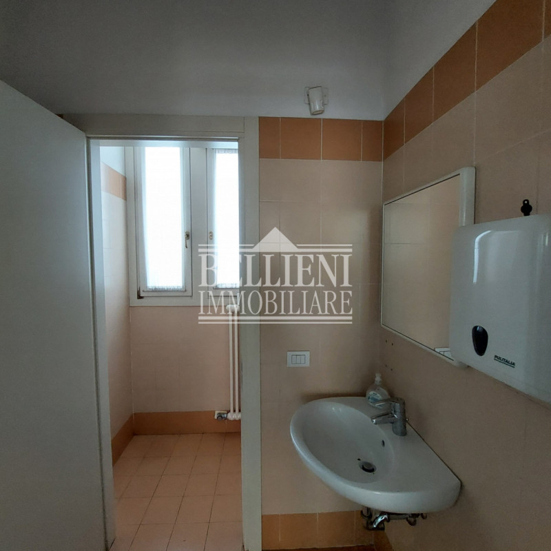 BORGO BERGA/VIALE MARGHERITA 113: in posizione strategica e dalla grande visibilità, proponiamo i...