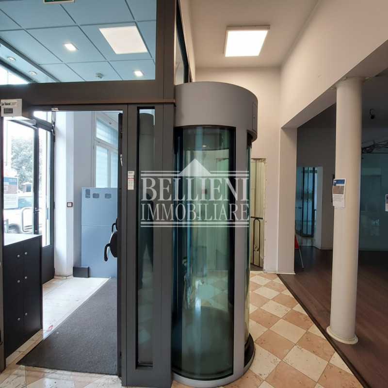 BORGO BERGA/VIALE MARGHERITA 113: in posizione strategica e dalla grande visibilità, proponiamo i...