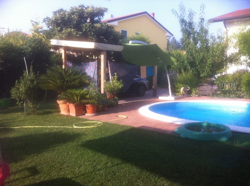 Proponiamo in vendita in esclusiva una splendida bifamiliare situata nel cuore di Sant'Elena. Que...