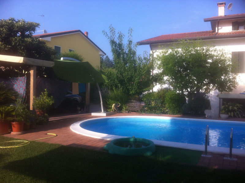 Proponiamo in vendita in esclusiva una splendida bifamiliare situata nel cuore di Sant'Elena. Que...