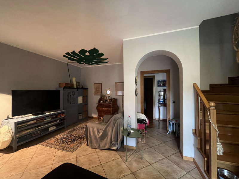 Proponiamo in vendita in esclusiva una splendida bifamiliare situata nel cuore di Sant'Elena. Que...