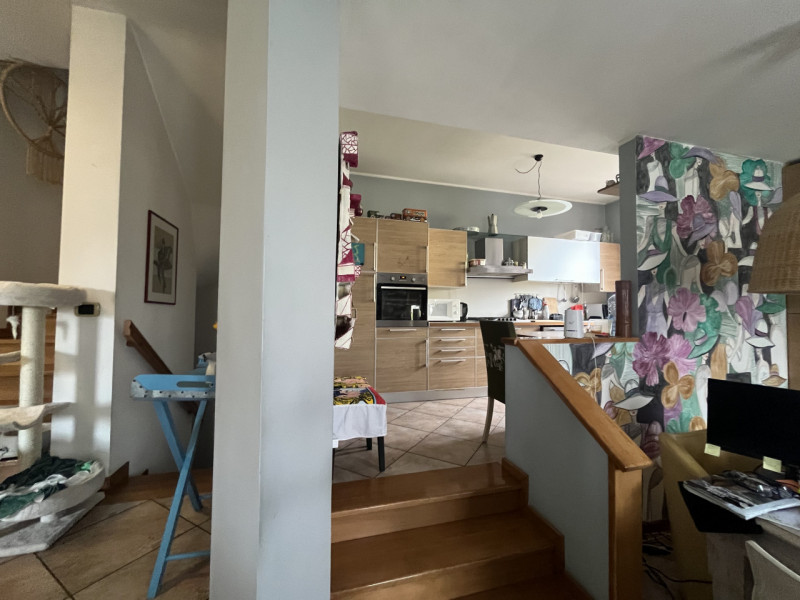 Proponiamo in vendita in esclusiva una splendida bifamiliare situata nel cuore di Sant'Elena. Que...