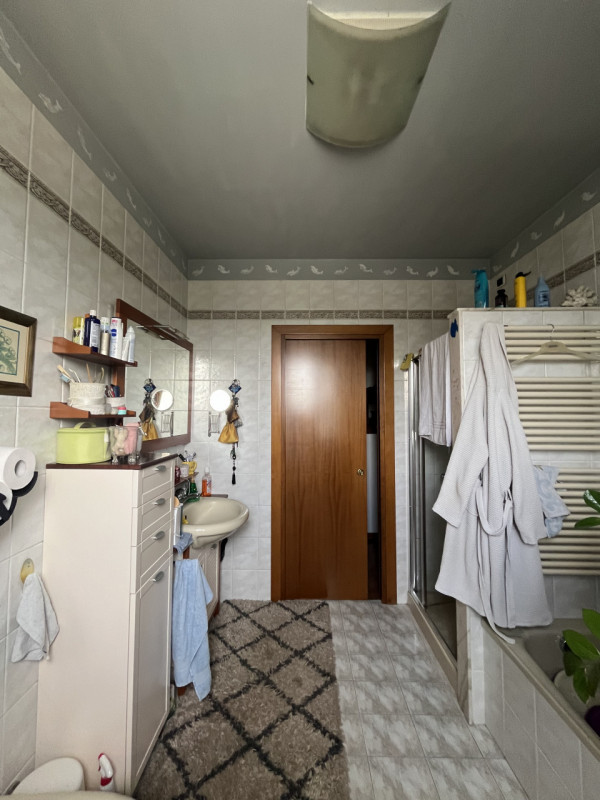 Proponiamo in vendita in esclusiva una splendida bifamiliare situata nel cuore di Sant'Elena. Que...