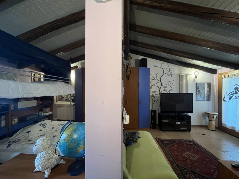 Proponiamo in vendita in esclusiva una splendida bifamiliare situata nel cuore di Sant'Elena. Que...