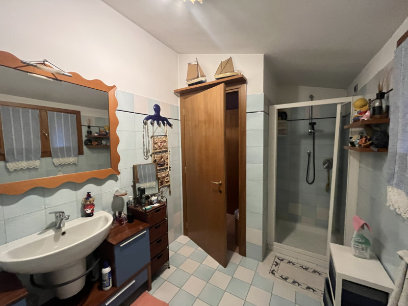 Proponiamo in vendita in esclusiva una splendida bifamiliare situata nel cuore di Sant'Elena. Que...