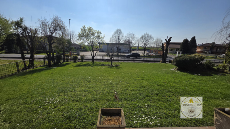 In un contesto residenziale situato a Borgo Veneto località Megliadino San Fidenzio, proponiamo i...