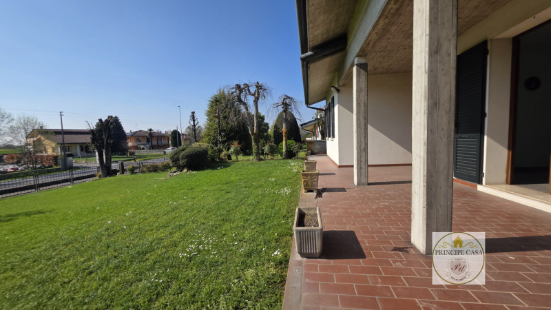 In un contesto residenziale situato a Borgo Veneto località Megliadino San Fidenzio, proponiamo i...