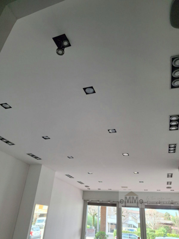 ABANO TERME - In zona centrale e di forte passaggio affittasi negozio di 70 mq con doppia vetrina...