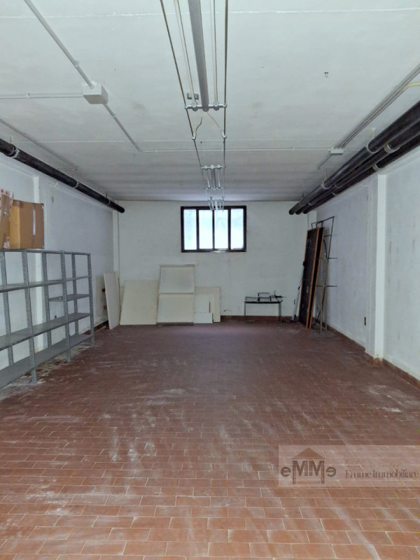 ABANO TERME - In zona centrale e di forte passaggio affittasi negozio di 70 mq con doppia vetrina...