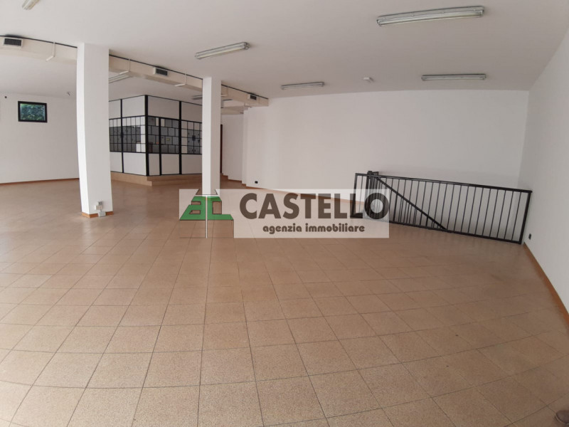 Cadoneghe Castagnara negozio di ampia metratura circa 286 mq totali, libero a breve, in zona di f...