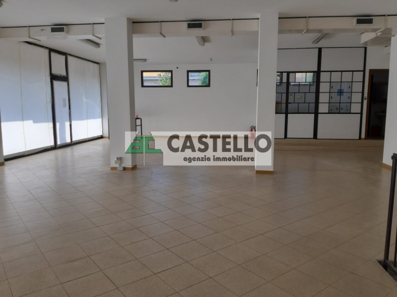 Cadoneghe Castagnara negozio di ampia metratura circa 286 mq totali, libero a breve, in zona di f...
