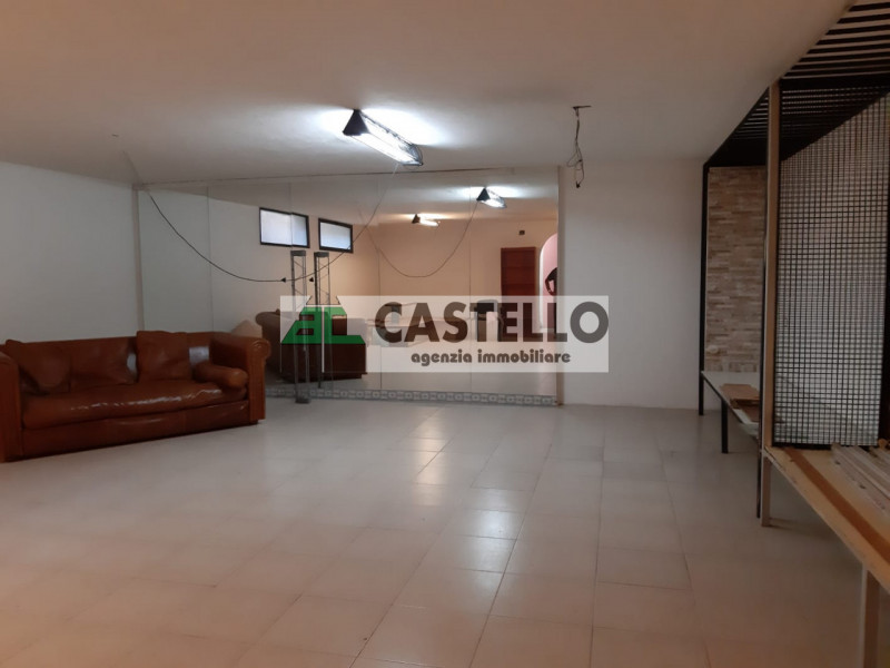 Cadoneghe Castagnara negozio di ampia metratura circa 286 mq totali, libero a breve, in zona di f...