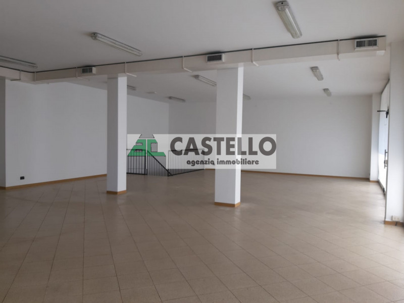 Cadoneghe Castagnara negozio di ampia metratura circa 286 mq totali, libero a breve, in zona di f...
