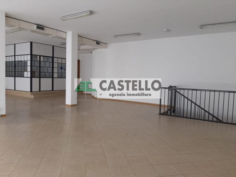 Cadoneghe Castagnara negozio di ampia metratura circa 286 mq totali, libero a breve, in zona di f...
