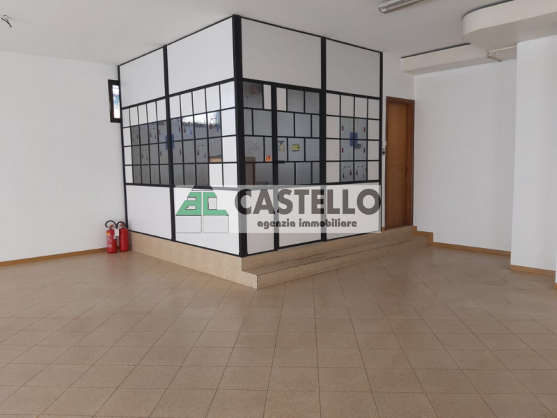 Cadoneghe Castagnara negozio di ampia metratura circa 286 mq totali, libero a breve, in zona di f...