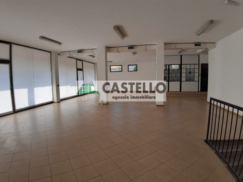 Cadoneghe Castagnara negozio di ampia metratura circa 286 mq totali, libero a breve, in zona di f...