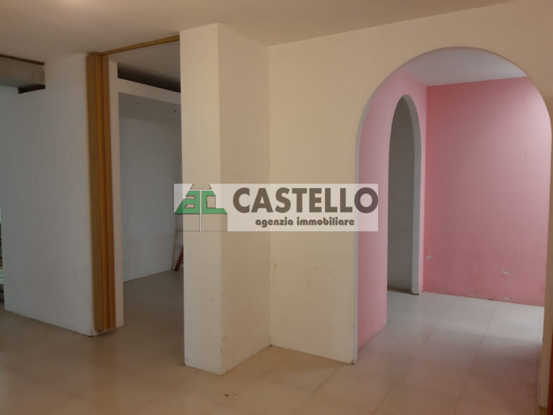 Cadoneghe Castagnara negozio di ampia metratura circa 286 mq totali, libero a breve, in zona di f...