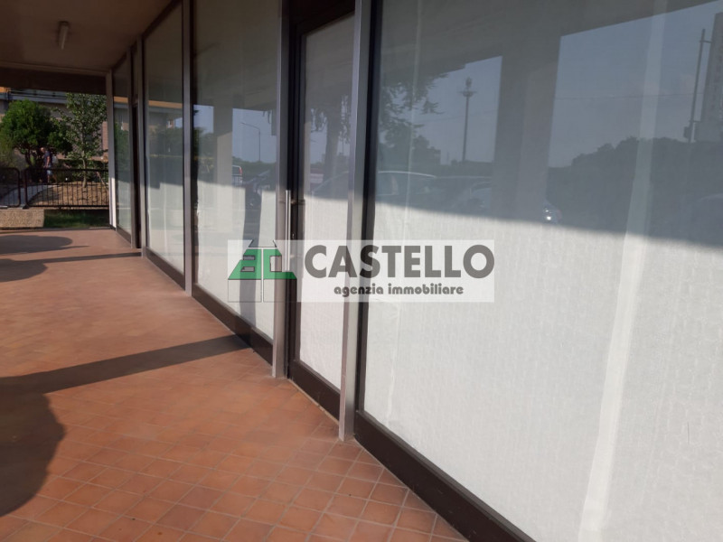 Cadoneghe Castagnara negozio di ampia metratura circa 286 mq totali, libero a breve, in zona di f...