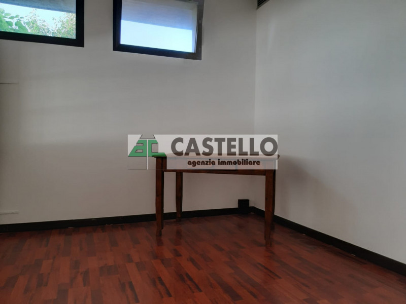 Cadoneghe Castagnara negozio di ampia metratura circa 286 mq totali, libero a breve, in zona di f...