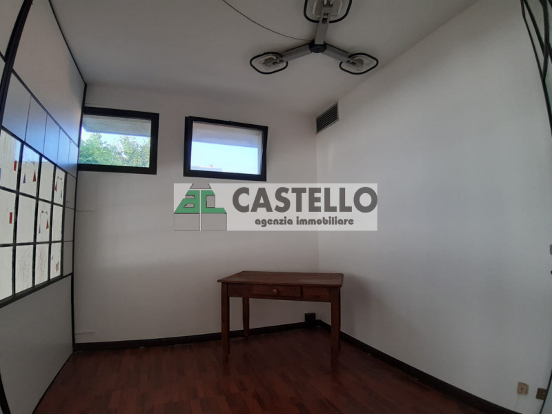 Cadoneghe Castagnara negozio di ampia metratura circa 286 mq totali, libero a breve, in zona di f...