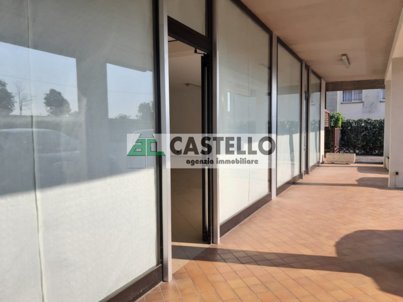 Cadoneghe Castagnara negozio di ampia metratura circa 286 mq totali, libero a breve, in zona di f...