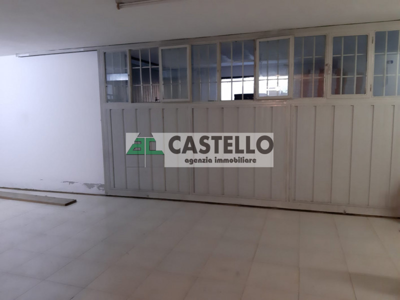 Cadoneghe Castagnara negozio di ampia metratura circa 286 mq totali, libero a breve, in zona di f...