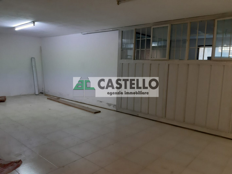 Cadoneghe Castagnara negozio di ampia metratura circa 286 mq totali, libero a breve, in zona di f...