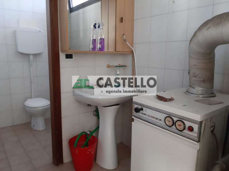 Cadoneghe Castagnara negozio di ampia metratura circa 286 mq totali, libero a breve, in zona di f...