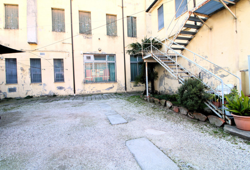 ESTE: nel pieno centro storico di Este proponiamo in vendita un esclusivo palazzo d’epoca svilupp...