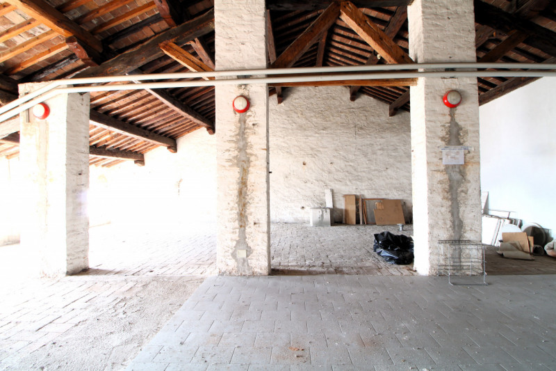 ESTE: in pieno centro storico palazzo sviluppato su 3 livelli con cortile esclusivo di complessiv...