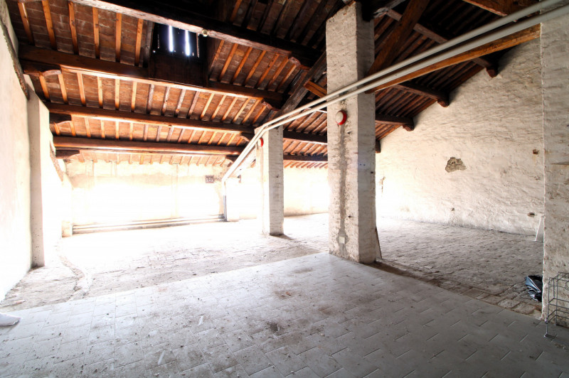 ESTE: in pieno centro storico palazzo sviluppato su 3 livelli con cortile esclusivo di complessiv...