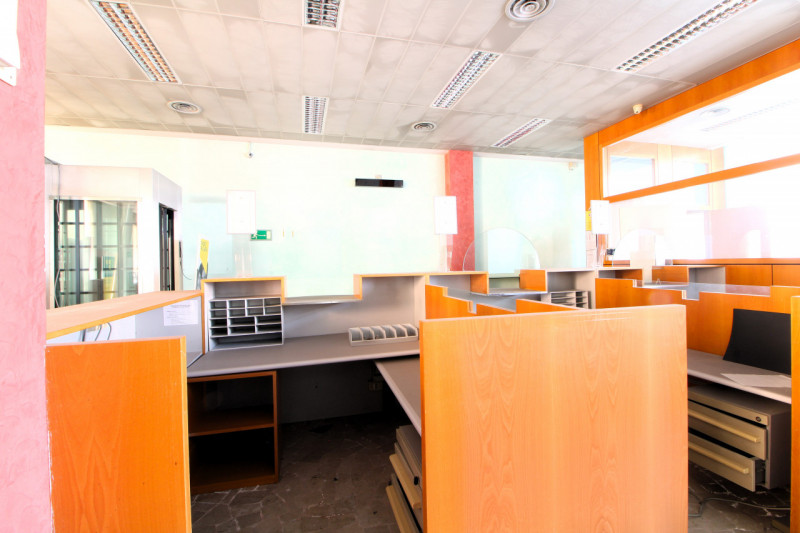 ESTE: in pieno centro storico palazzo sviluppato su 3 livelli con cortile esclusivo di complessiv...