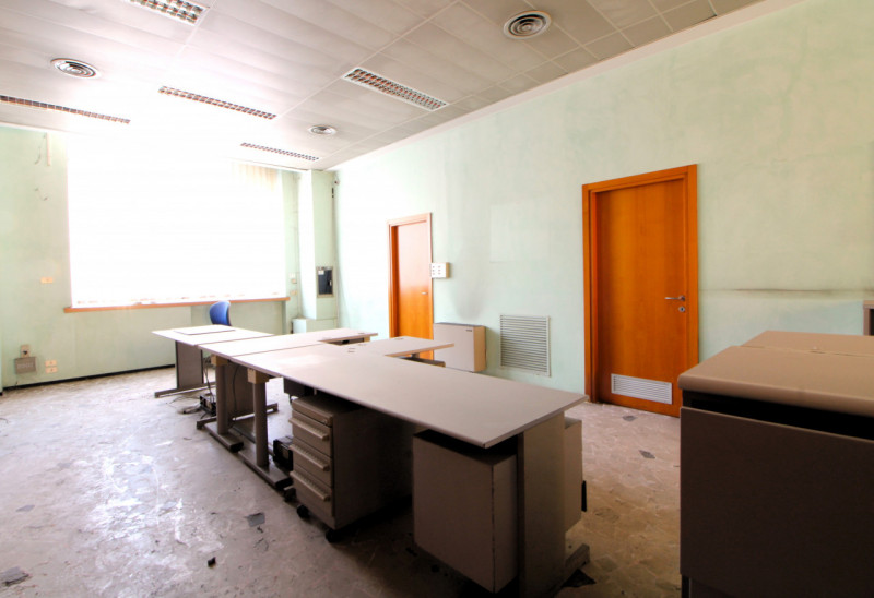 ESTE: in pieno centro storico palazzo sviluppato su 3 livelli con cortile esclusivo di complessiv...