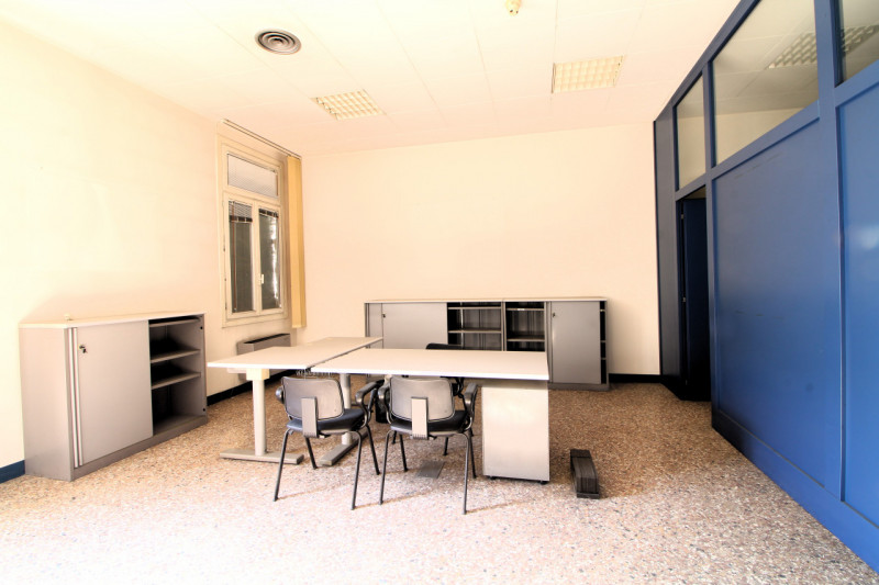 ESTE: in pieno centro storico palazzo sviluppato su 3 livelli con cortile esclusivo di complessiv...