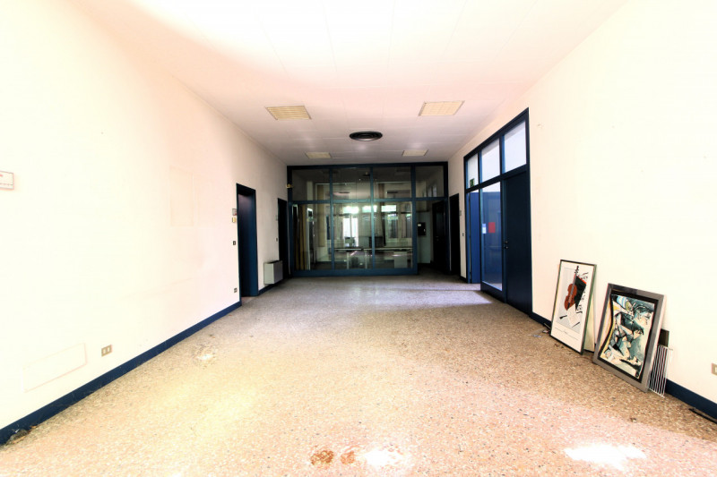 ESTE: in pieno centro storico palazzo sviluppato su 3 livelli con cortile esclusivo di complessiv...