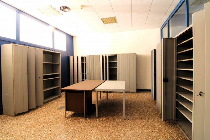 ESTE: in pieno centro storico palazzo sviluppato su 3 livelli con cortile esclusivo di complessiv...