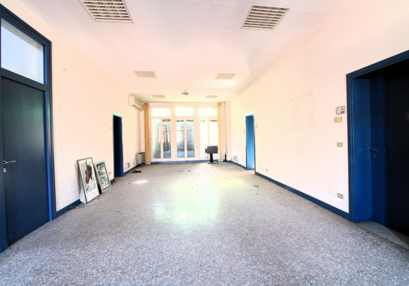 ESTE: in pieno centro storico palazzo sviluppato su 3 livelli con cortile esclusivo di complessiv...