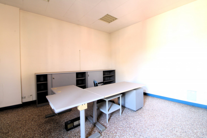 ESTE: in pieno centro storico palazzo sviluppato su 3 livelli con cortile esclusivo di complessiv...