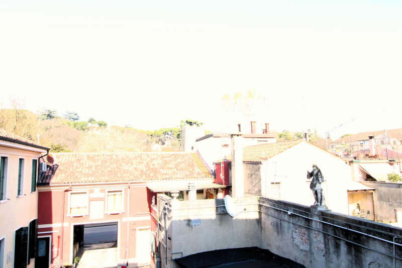 ESTE: in pieno centro storico palazzo sviluppato su 3 livelli con cortile esclusivo di complessiv...