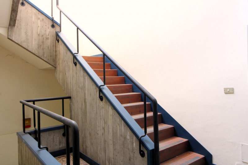 ESTE: in pieno centro storico palazzo sviluppato su 3 livelli con cortile esclusivo di complessiv...