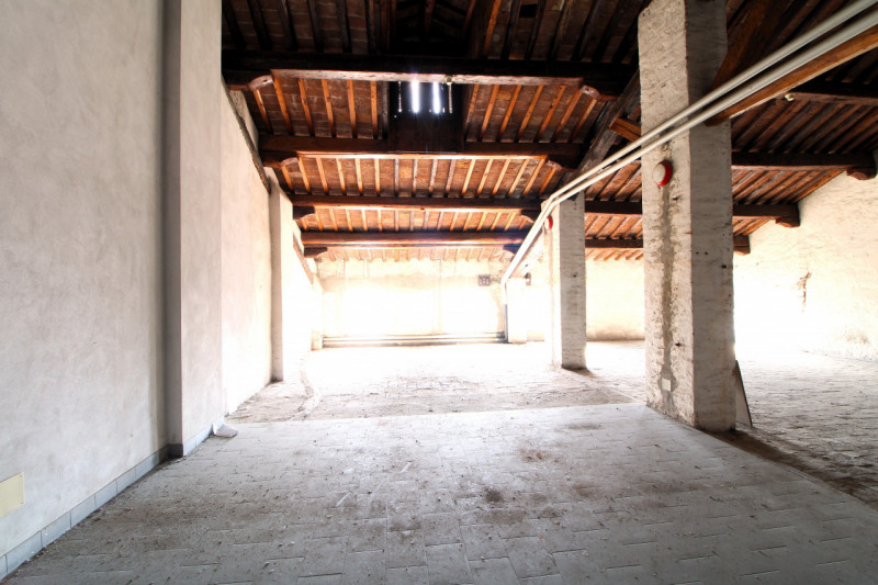 ESTE: in pieno centro storico palazzo sviluppato su 3 livelli con cortile esclusivo di complessiv...