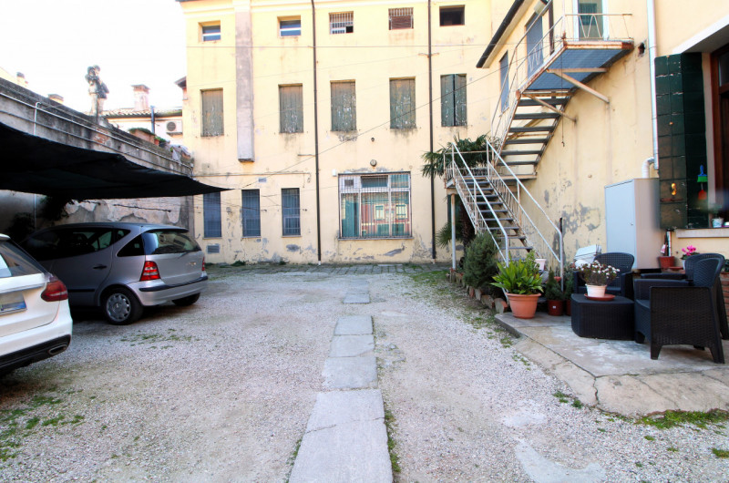 ESTE: in pieno centro storico palazzo sviluppato su 3 livelli con cortile esclusivo di complessiv...