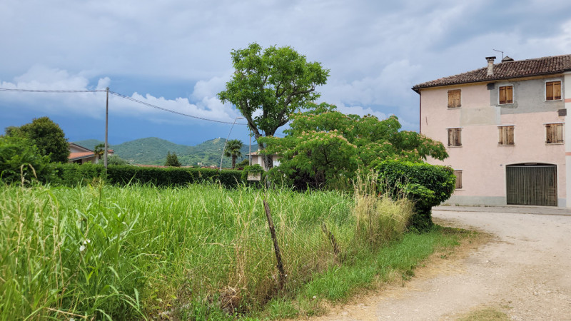 Situata nel suggestivo comune di Maser, questa affascinante porzione di casa bifamiliare su tre p...