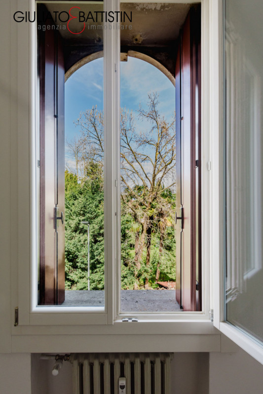 VICENZA: in centro storico, su fabbricato storico ottimamente abitato, proponiamo in locazione un...