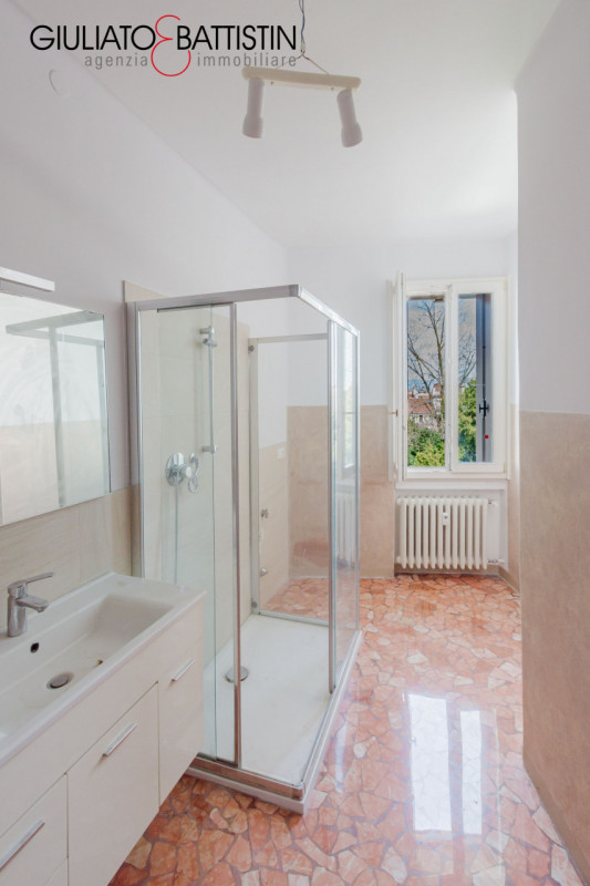 VICENZA: in centro storico, fuori dalla Z.T.L., proponiamo in locazione un appartamento BICAMERE ...