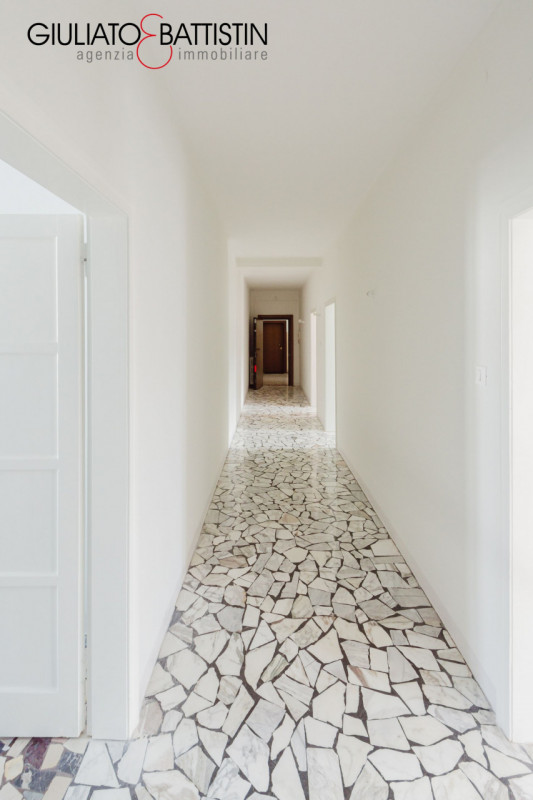 VICENZA: in centro storico, fuori dalla Z.T.L., proponiamo in locazione un appartamento BICAMERE ...