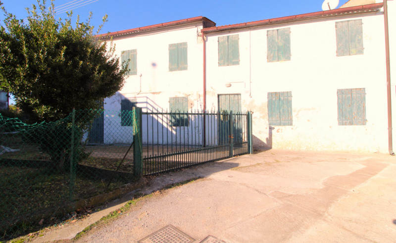 MONSELICE: in zona situata a circa 2 km dal centro casa accostata da ristrutturare con 2 box in l...