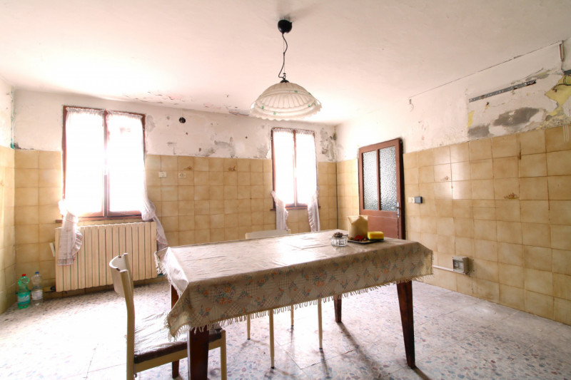 MONSELICE: in zona situata a circa 2 km dal centro casa accostata da ristrutturare con 2 box in l...